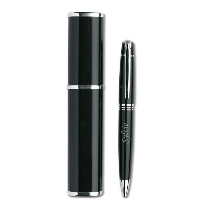 Stylo à bille en métal noir et argent, gravé avec un prénom, accompagné de son élégant étui cylindrique assorti.