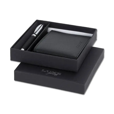 Coffret personnalisé avec stylo gravé au prénom et portefeuille noir en simili cuir, présenté sur un fond en cuir élégant.