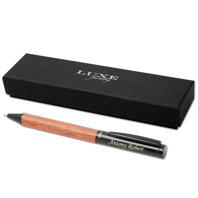 Parure de stylos noir et chrome, personnalisée avec gravure de nom. Coffret cadeau Luxe inclus, idéal pour un présent professionnel ou personnel.