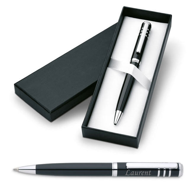 Stylo métallique personnalisable gravé avec prénom, présenté dans un élégant coffret cadeau noir.