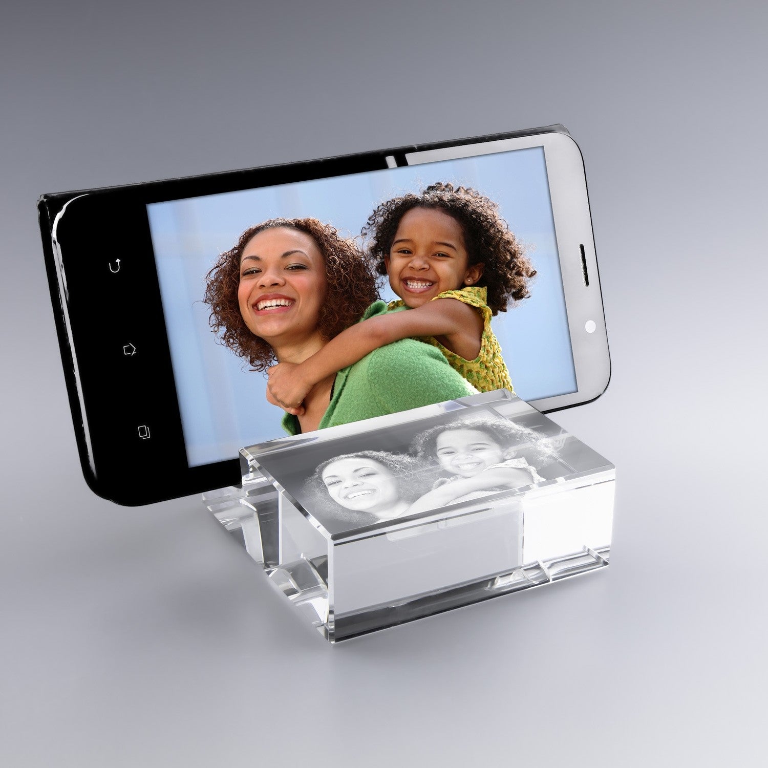 Support téléphone en verre avec gravure 2D personnalisée. Un cadeau utile, élégant et émouvant, parfait pour le bureau ou la maison.