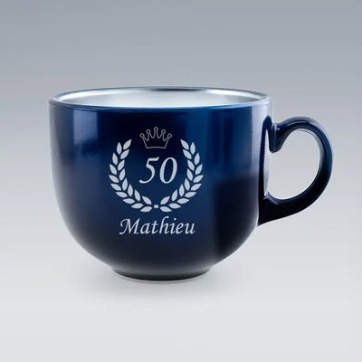 Tasse Jumbo bleue Luminarc gravée avec couronne de laurier, âge 50 et prénom Mathieu. Cadeau idéal pour un anniversaire ou un départ en retraite.