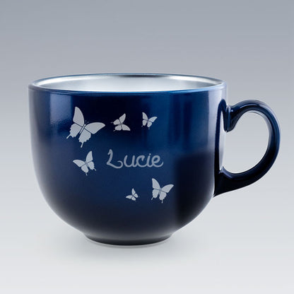 Tasse Jumbo bleu profond avec papillons et prénom Lucie gravés. Design élégant et généreux, parfait pour les amateurs de grandes tasses.