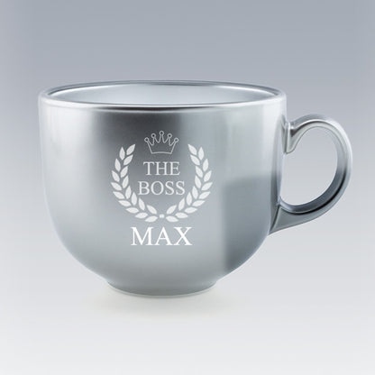 Grande tasse grise Luminarc avec motif laurier et gravure “THE BOSS – MAX”. Un mug personnalisé parfait pour célébrer un collègue ou un proche.