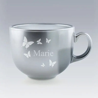 Tasse Jumbo couleur argent personnalisée Marie, ornée de papillons. Un cadeau utile et raffiné pour toutes les occasions spéciales.