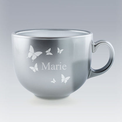Tasse Jumbo couleur argent personnalisée Marie, ornée de papillons. Un cadeau utile et raffiné pour toutes les occasions spéciales.