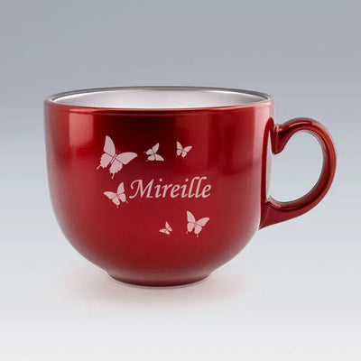 Tasse Jumbo rouge avec papillons et prénom Mireille gravés. Un grand mug raffiné pour faire plaisir avec une touche personnelle.