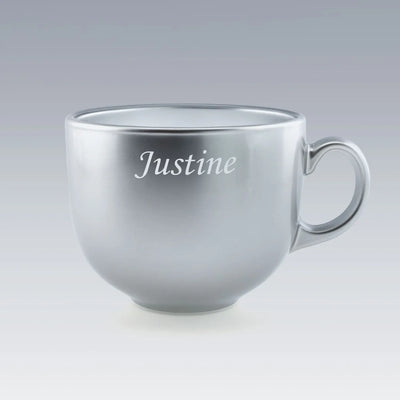 Tasse Jumbo argentée en verre Luminarc personnalisée avec le prénom "Justine". Brillante et raffinée, idéale pour un cadeau sur-mesure.