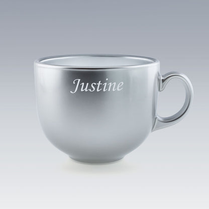 Tasse Jumbo argentée en verre Luminarc personnalisée avec le prénom "Justine". Brillante et raffinée, idéale pour un cadeau sur-mesure.