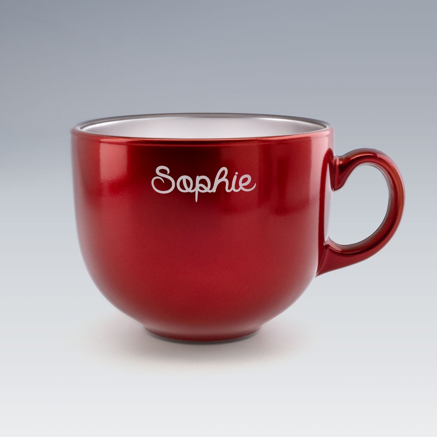 Tasse Jumbo rouge brillante en verre signée Luminarc, gravée du prénom "Sophie" en blanc. Une touche personnalisée pour un moment de douceur.