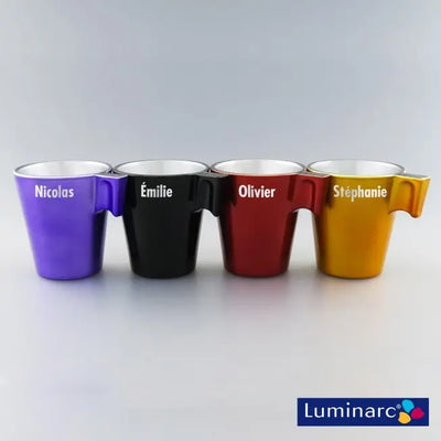 Coffret cadeau avec photo personnalisée contenant quatre tasses Luminarc colorées, gravées avec un prénom ou un mot doux, pour une attention unique.
