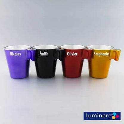 Coffret cadeau avec photo personnalisée contenant quatre tasses Luminarc colorées, gravées avec un prénom ou un mot doux, pour une attention unique.