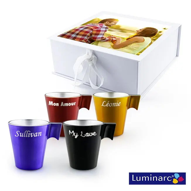Tasses personnalisées avec prénoms en coffret cadeau, idéales pour un moment chaleureux à plusieurs. Gravure sur verre et couleurs éclatantes.