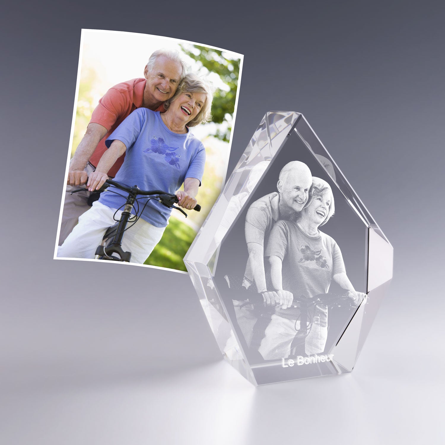 Trophée Prestige en verre 13 cm avec gravure 3D personnalisée d’un couple à vélo. Cadeau personnalisé lumineux et rempli d’émotion.
