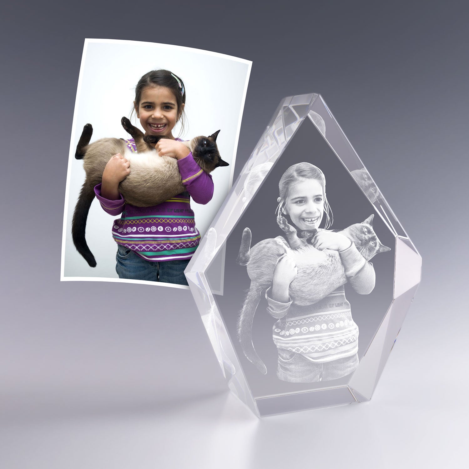 Trophée Prestige en verre de 16 cm avec gravure 3D d’une jeune fille tenant son chat, reproduit fidèlement à partir de la photo.