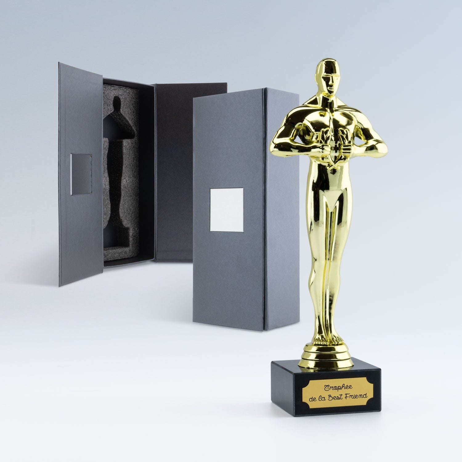 Statuette style Oscar personnalisée avec votre texte, livrée dans un élégant coffret noir en mousse : un cadeau marquant et prêt à offrir.