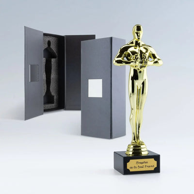 Statuette style Oscar personnalisée avec votre texte, livrée dans un élégant coffret noir en mousse : un cadeau marquant et prêt à offrir.