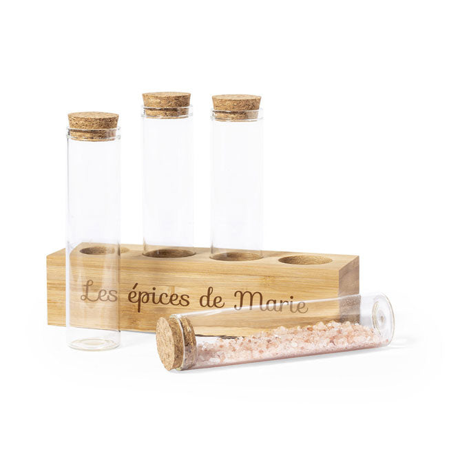 Cadeau unique à personnaliser avec un prénom ou un message. Ce set d’épices en verre sublimera la cuisine avec une gravure personnalisée.