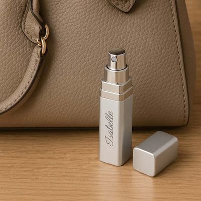Flacon de parfum personnalisable en aluminium argenté avec gravure "Isabelle" et capuchon ouvert, un cadeau raffiné à personnaliser selon vos envies.
