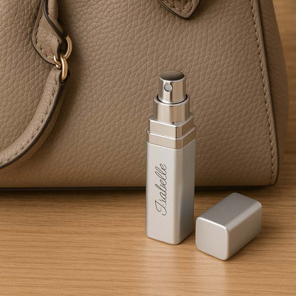 Flacon de parfum personnalisable en aluminium argenté avec gravure "Isabelle" et capuchon ouvert, un cadeau raffiné à personnaliser selon vos envies.