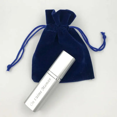 Vaporisateur de parfum en aluminium argenté gravé "On t’aime Maman", présenté dans une pochette velours bleue, idéal pour un cadeau plein d’émotion.