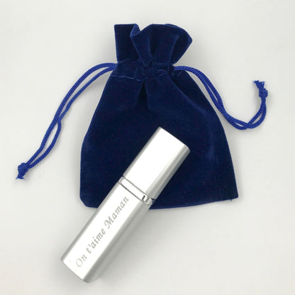 Vaporisateur de parfum en aluminium argenté gravé "On t’aime Maman", présenté dans une pochette velours bleue, idéal pour un cadeau plein d’émotion.
