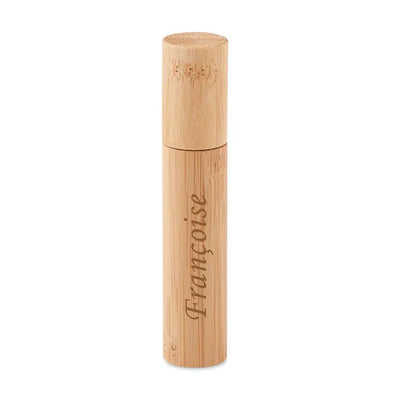 Vaporisateur de parfum rechargeable en bambou naturel, gravé avec le prénom "Françoise", un cadeau chic et écologique à personnaliser en ligne.
