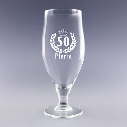 Verre à bière personnalisé anniversaire 50 cl – Gravé avec couronne et prénom, parfait comme cadeau personnalisé pour fêter les 50 ans avec style.