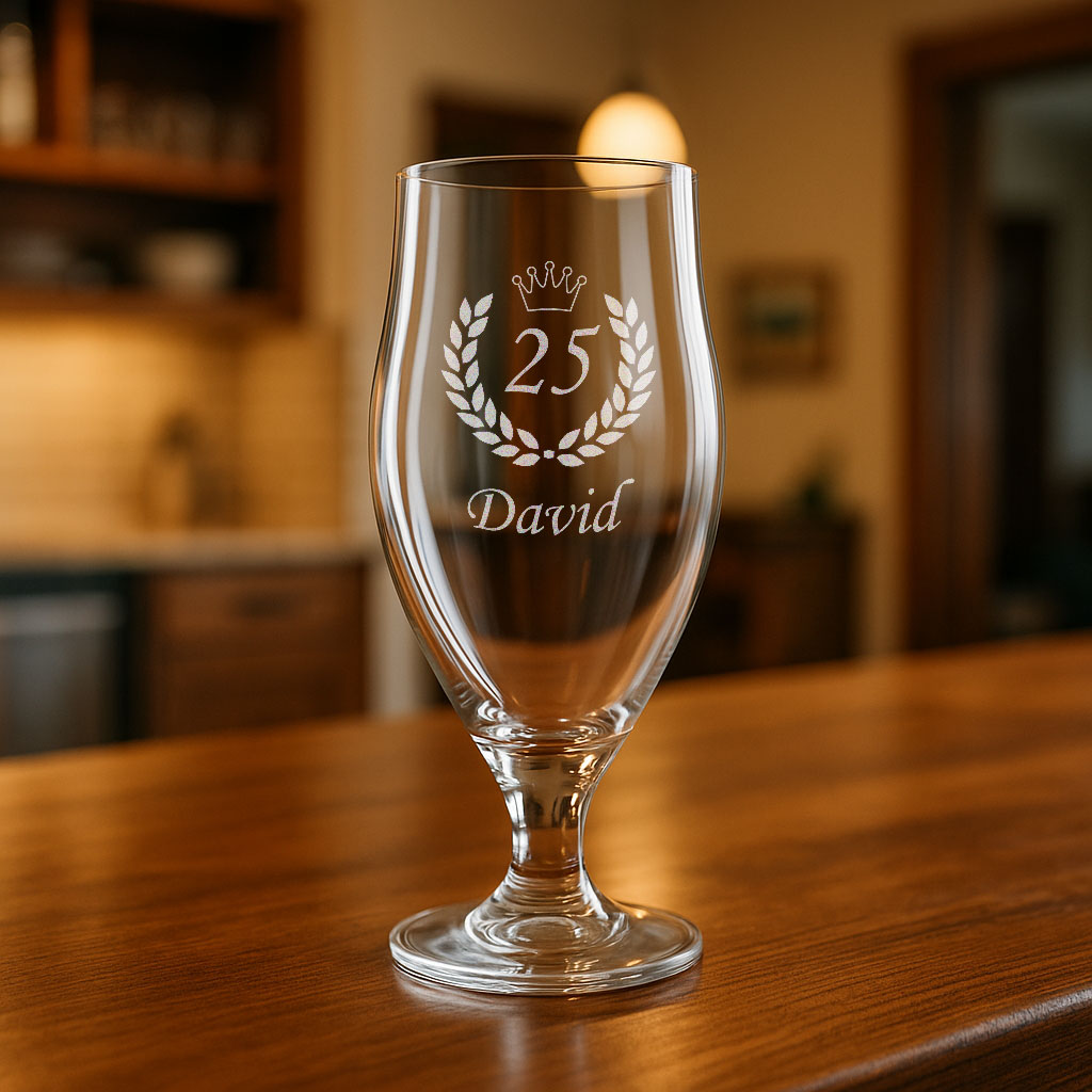Verre à bière personnalisé gravé avec le prénom David et un motif 25e anniversaire, posé sur un bar en bois chaleureux.