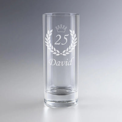 Verre à eau personnalisé avec couronne de lauriers gravée, idéal pour fêter un anniversaire ou une médaille de travail. Gravure "25 David" sur verre cylindrique.