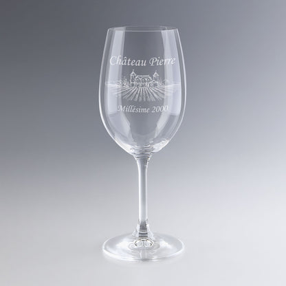 Verre à vin gravé avec illustration d’un château et l’inscription “Château Pierre - Millésime 2000”, idéal pour un cadeau personnalisé autour du vin, du vignoble et des grands crus.
