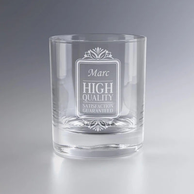 Verre à whisky personnalisé avec gravure "Marc - High Quality Satisfaction Guaranteed", un cadeau d’anniversaire élégant et durable pour amateur de spiritueux.