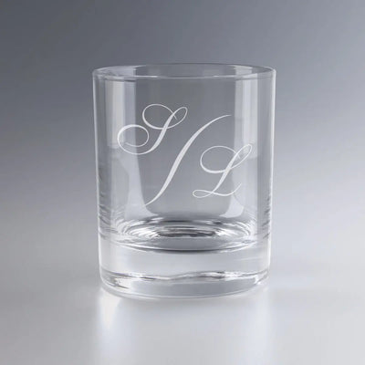 Verre à whisky personnalisé avec monogramme gravé en lettres élégantes, idéal comme cadeau personnalisé. Ce verre en cristal transparent met en valeur la gravure de vos initiales pour une touche raffinée et unique.