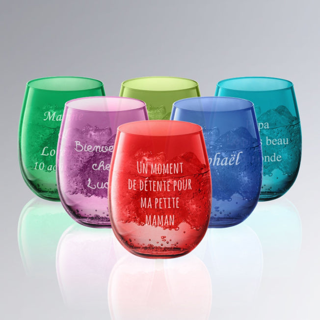Verres colorés à personnaliser avec gravure de texte, parfaits comme cadeau personnalisé pour toutes les occasions.