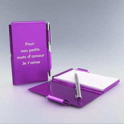 Bloc-notes en métal violet personnalisable avec stylo argent, gravé « Pour nos petits mots d’amour je t’aime », cadeau élégant et romantique.