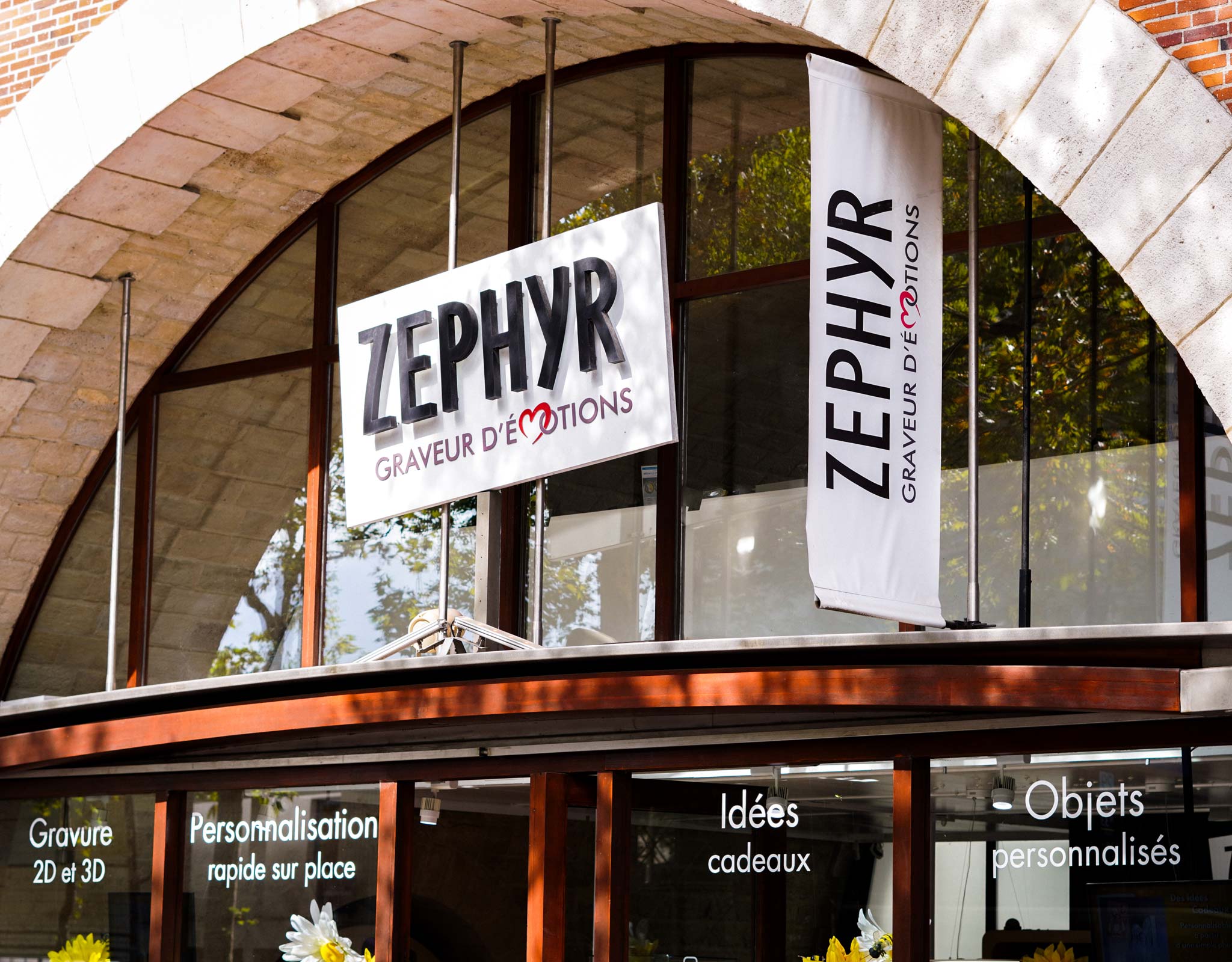 Façade de la boutique Zephyr Paris sous le Viaduc des Arts, spécialisée en gravure 2D et 3D sur objets personnalisés, avec personnalisation sur place.