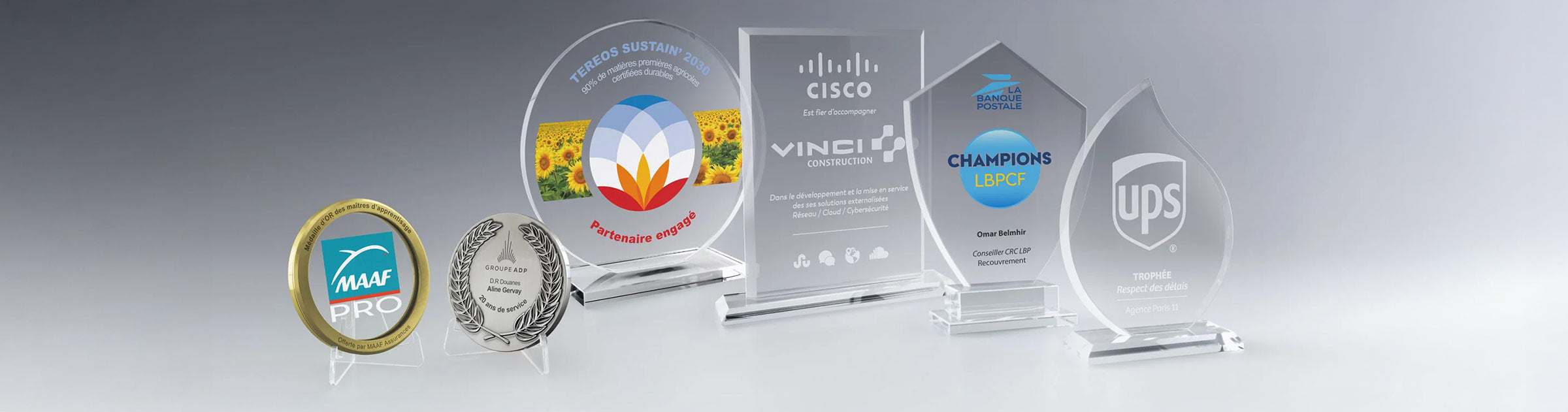 Médailles et trophées en verre personnalisables avec logos d’entreprises, parfaits pour récompenses, événements professionnels et distinctions officielles.